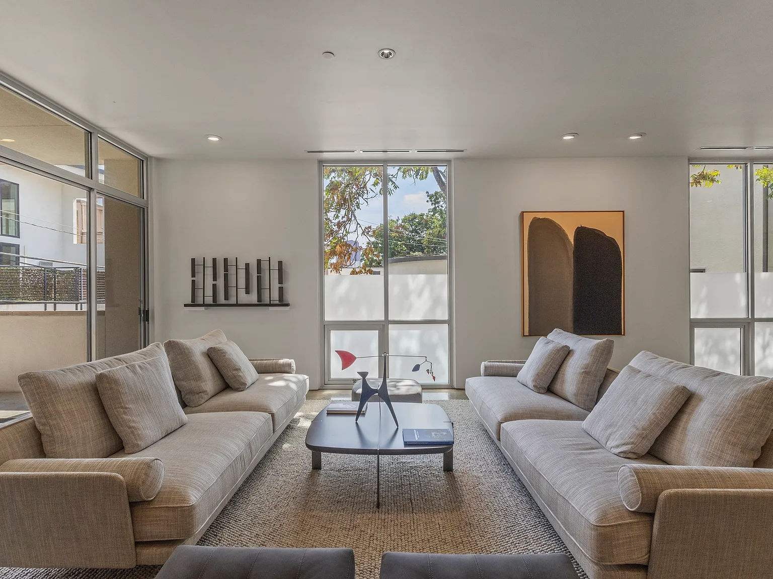 2 bed, 2560 sqft, $7,800 — Photo 4