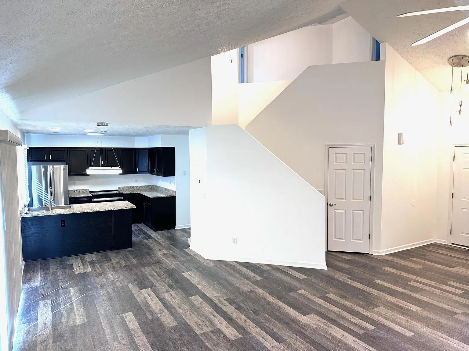 11 Fountain Dr — Photo 2