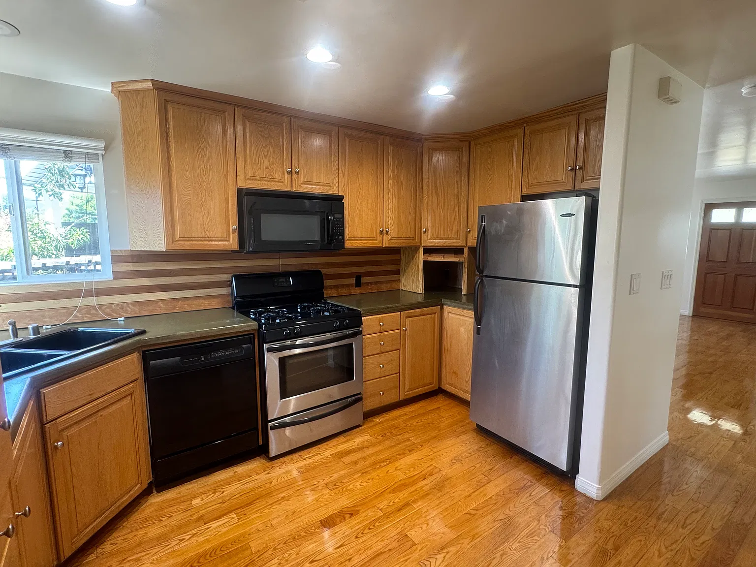 2 bed, 850 sqft, $3,500 — Photo 3