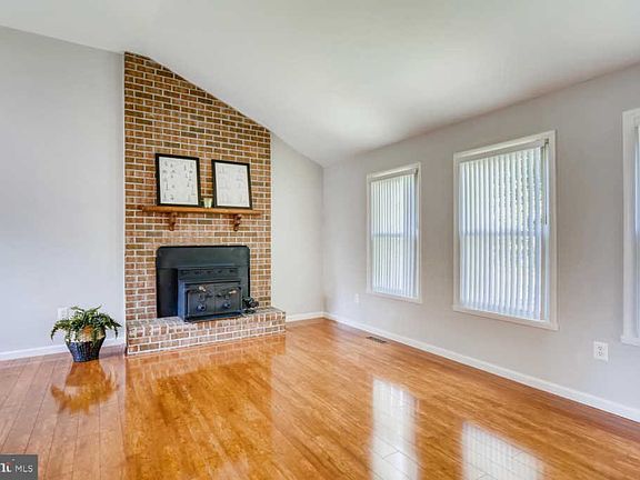 2nd image of 221 Bright Oaks Dr