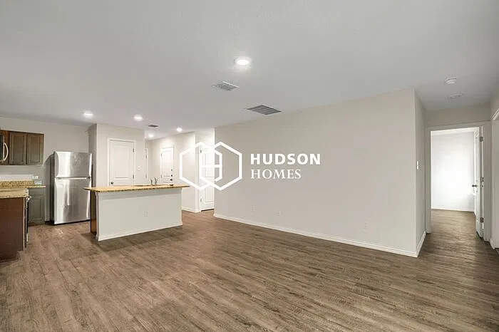 3 bed, 2.0 bath, 1028 sqft, $1,375 — Photo 4