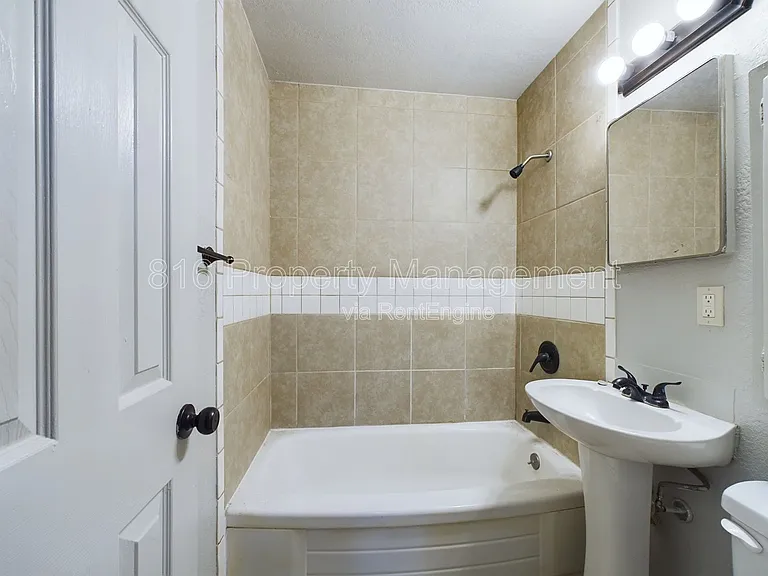 15112 Bellaire Ave #B — Photo 10