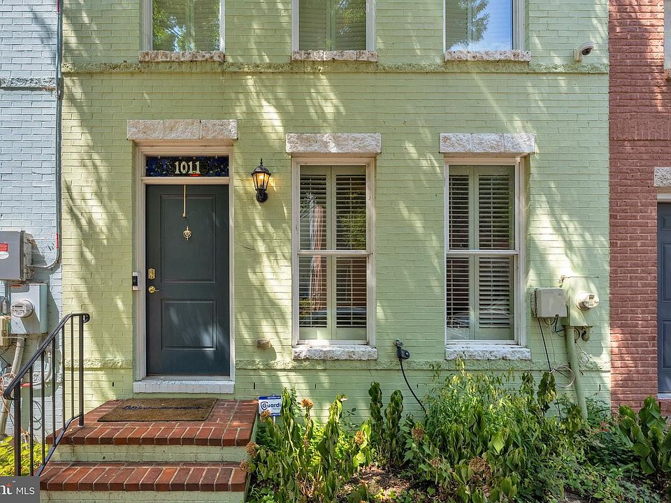 1st image of 1011 3rd Pl SE