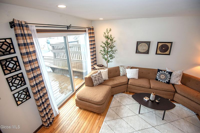 4th image of 11 Overlook UNIT J