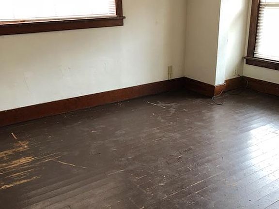 3rd image of 803 Van Buren St