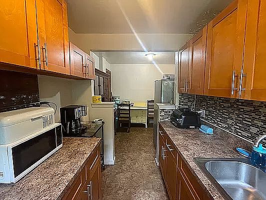 4th image of 2610 Henry Hudson Pkwy E #5