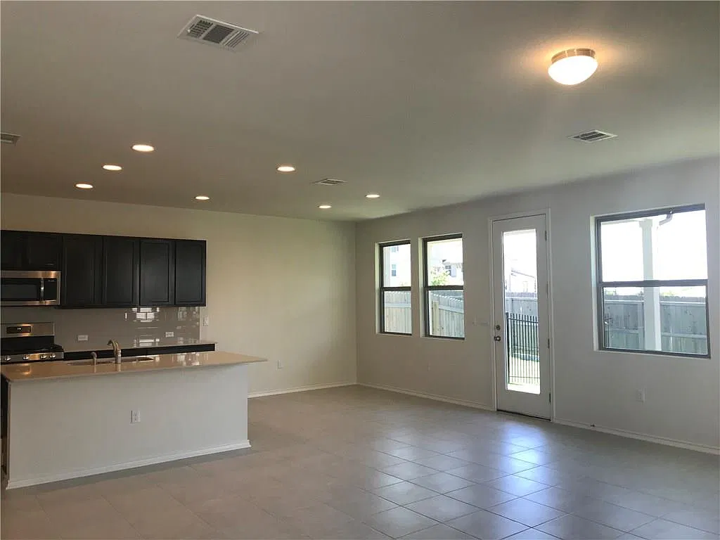 3 bed, 2.5 bath, 1762 sqft, $2,200 — Photo 4