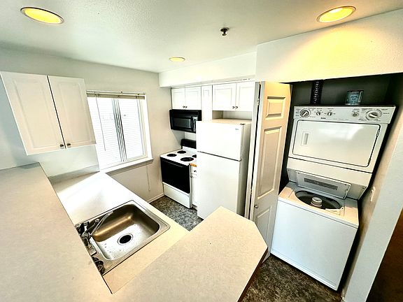 Kitchen and washer/dryer