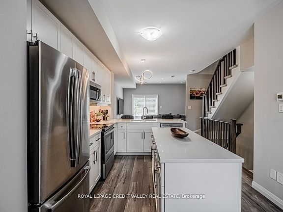 5th image of 720 Grey St #31