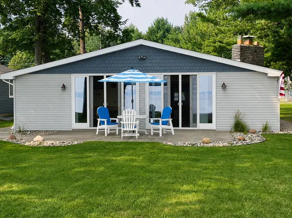 1105 Long Point Dr, Houghton Lake, MI 48629