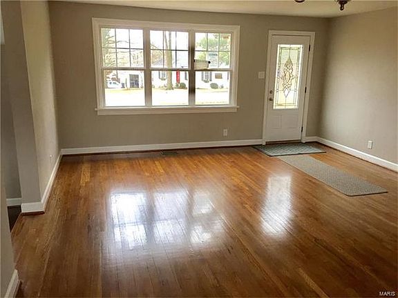 4th image of 903 Elmont Ln