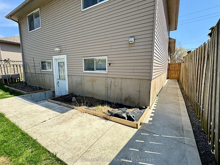 127 1st Rd W #LOWER — Photo 3