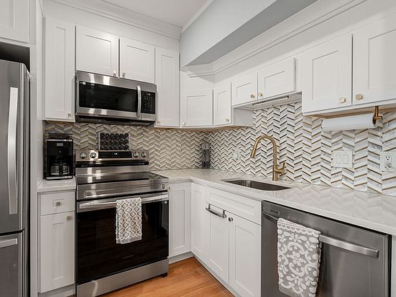 5th image of 285 Lynn Shore Dr APT 402