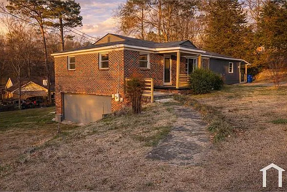 1036 Southwood Dr — Photo 2