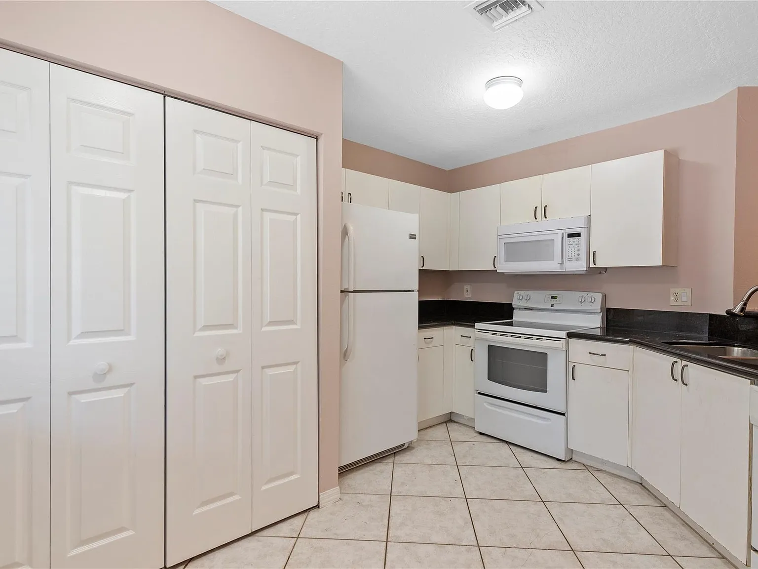 3 bed, 2.5 bath, 1337 sqft, $2,900 — Photo 2