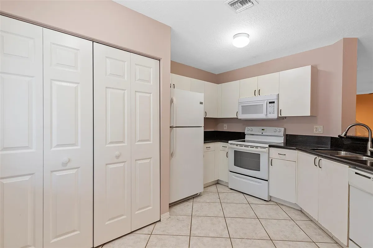 Building Photo - 1186 SW 44th Ave #1186