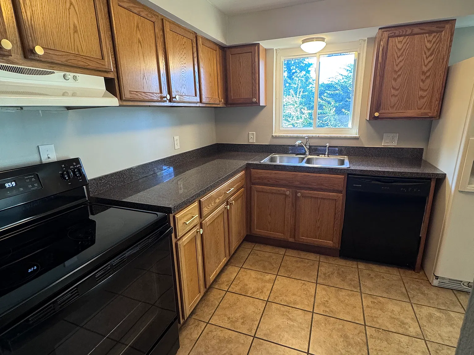 3 bed, 1.5 bath, 1288 sqft, $1,995 — Photo 2