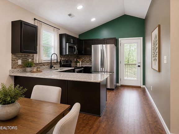 4th image of 1724 Cove Oak Ln