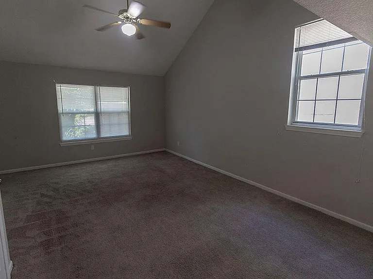 5569 E Pinehurst Ln — Photo 4