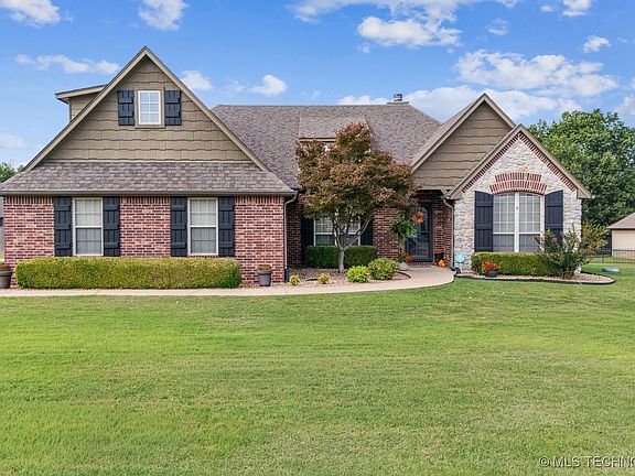 3rd image of 34 Woodcreek Ln