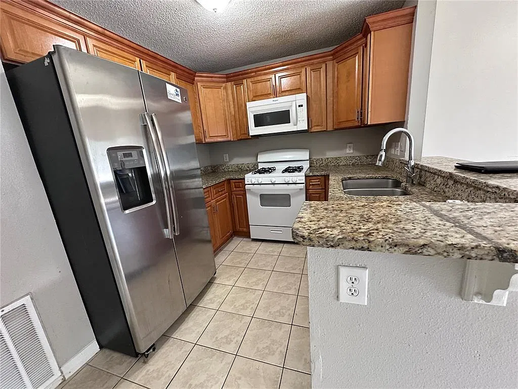 3 bed, 2.0 bath, 1216 sqft, $1,850 — Photo 3