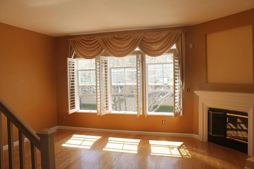 3 bed, 2.5 bath, 1637 sqft, $3,900 — Photo 3