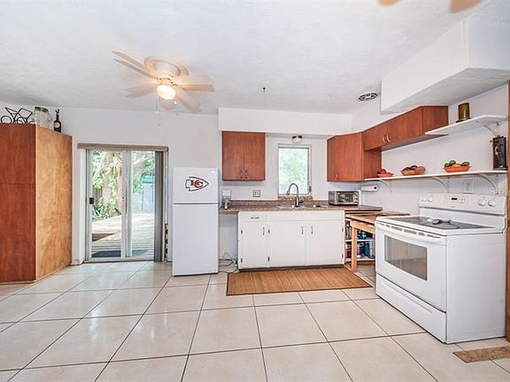 3rd image of 400 Orangewood Dr