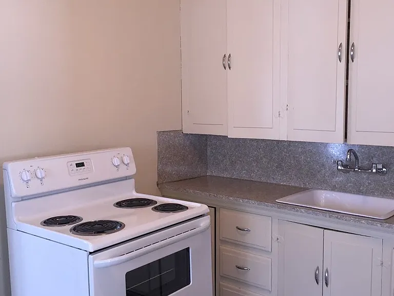 Elaine Apartments — Photo 11