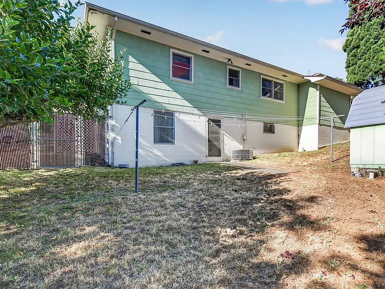 655 Altamont St — Photo 22