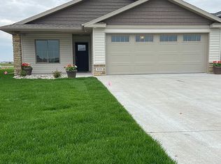 3321 Maple Leaf Loop S, Fargo, ND 58104