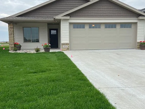 3321 Maple Leaf Loop S, Fargo, ND 58104