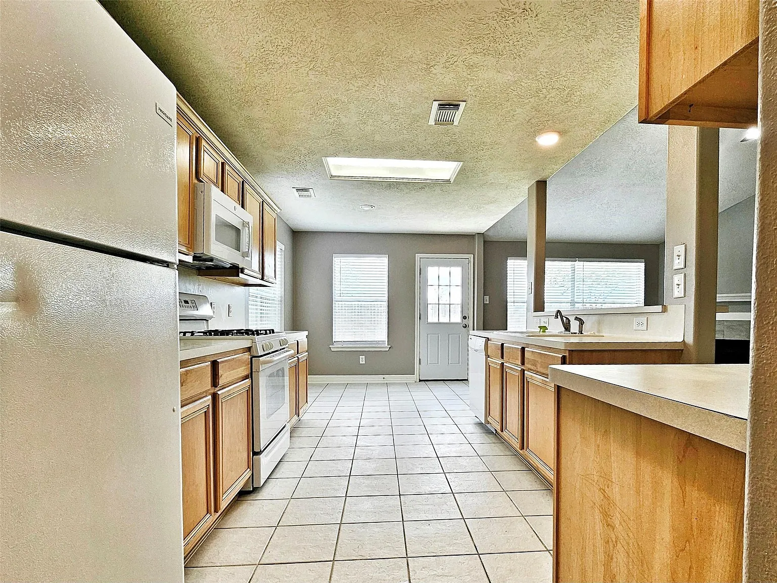 3 bed, 2.5 bath, 2082 sqft, $2,300 — Photo 4