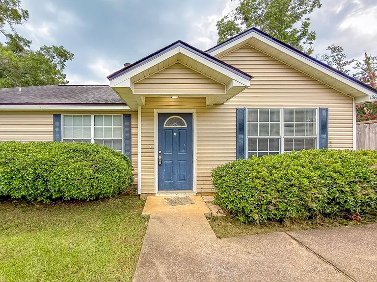 1367 Idlewild Dr — Photo 2