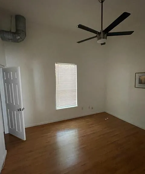 208 Medina St — Photo 6