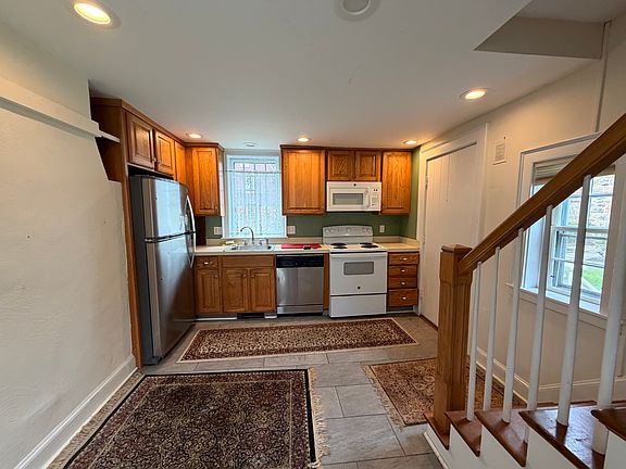 3rd image of 63 Poplar St Unit 3