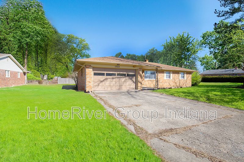 1st image of 1303 N Roseway Dr