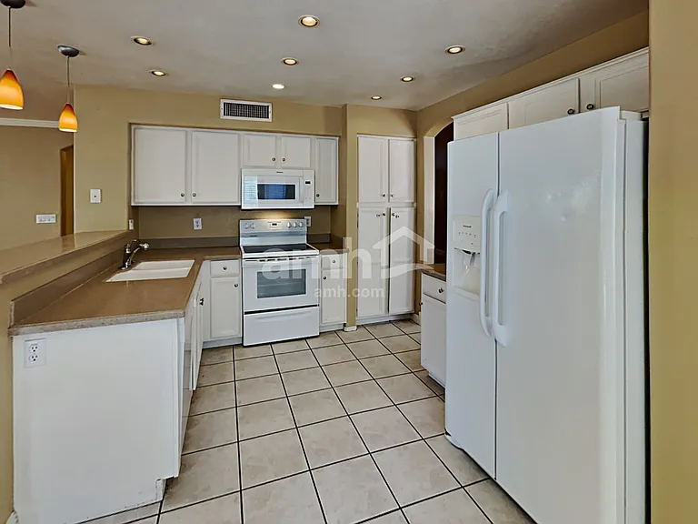 907 N Albert Dr — Photo 3