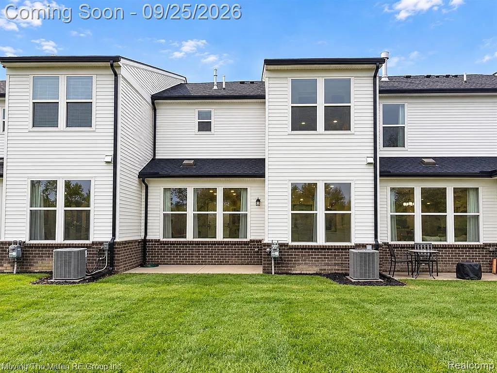 3 bed, 2.5 bath, 2083 sqft, $3,000 — Photo 2