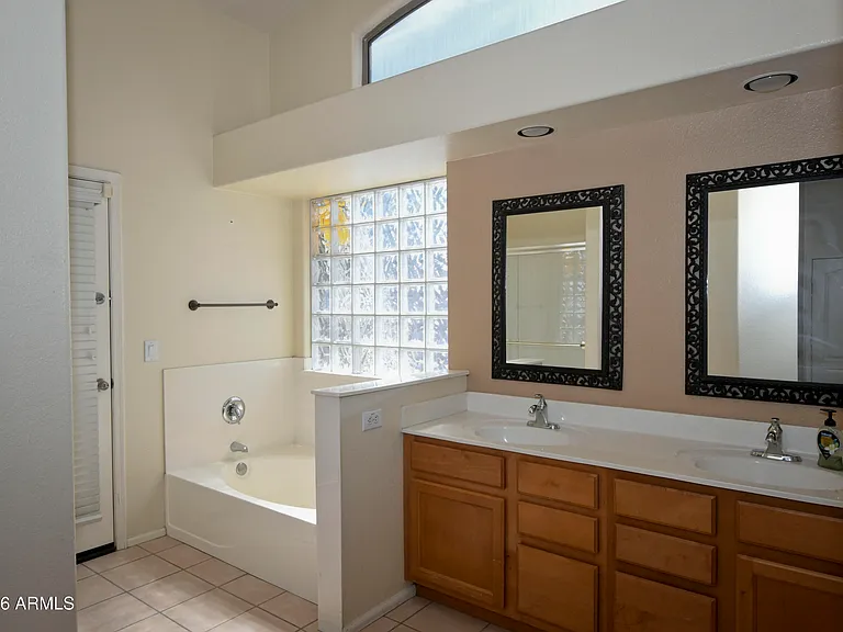 10221 W Daley Ln — Photo 12