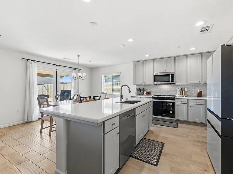 2131 W Ambassador Way — Photo 8