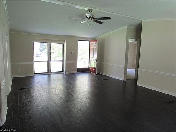 3rd image of 402 Hillcrest Cir
