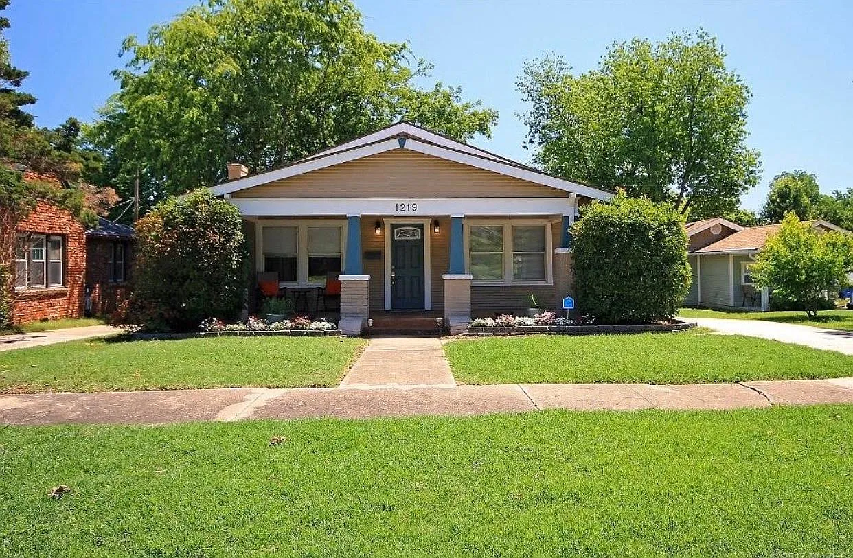 1219 S College Ave — Photo 1
