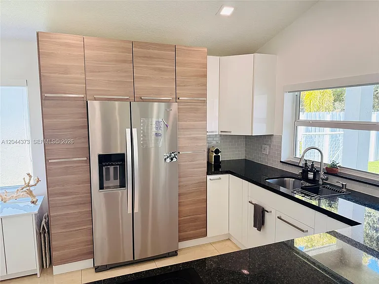 646 Stanton Dr — Photo 1