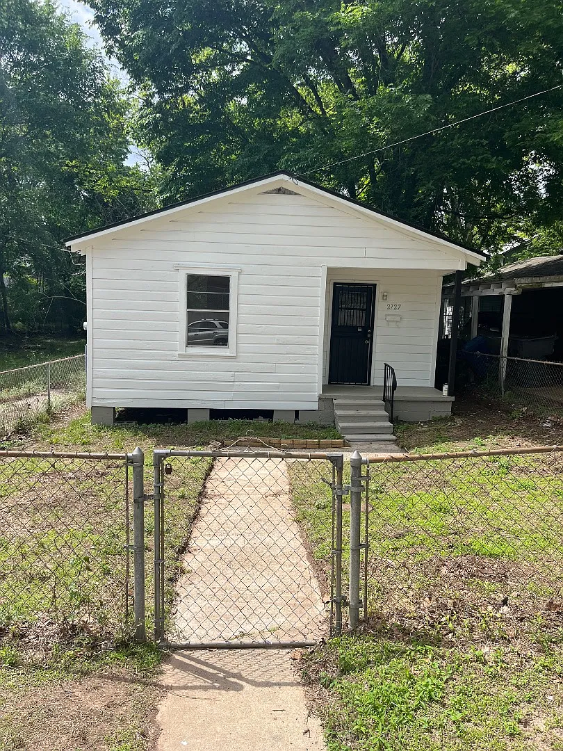 2727 Myrtle St — Photo 4