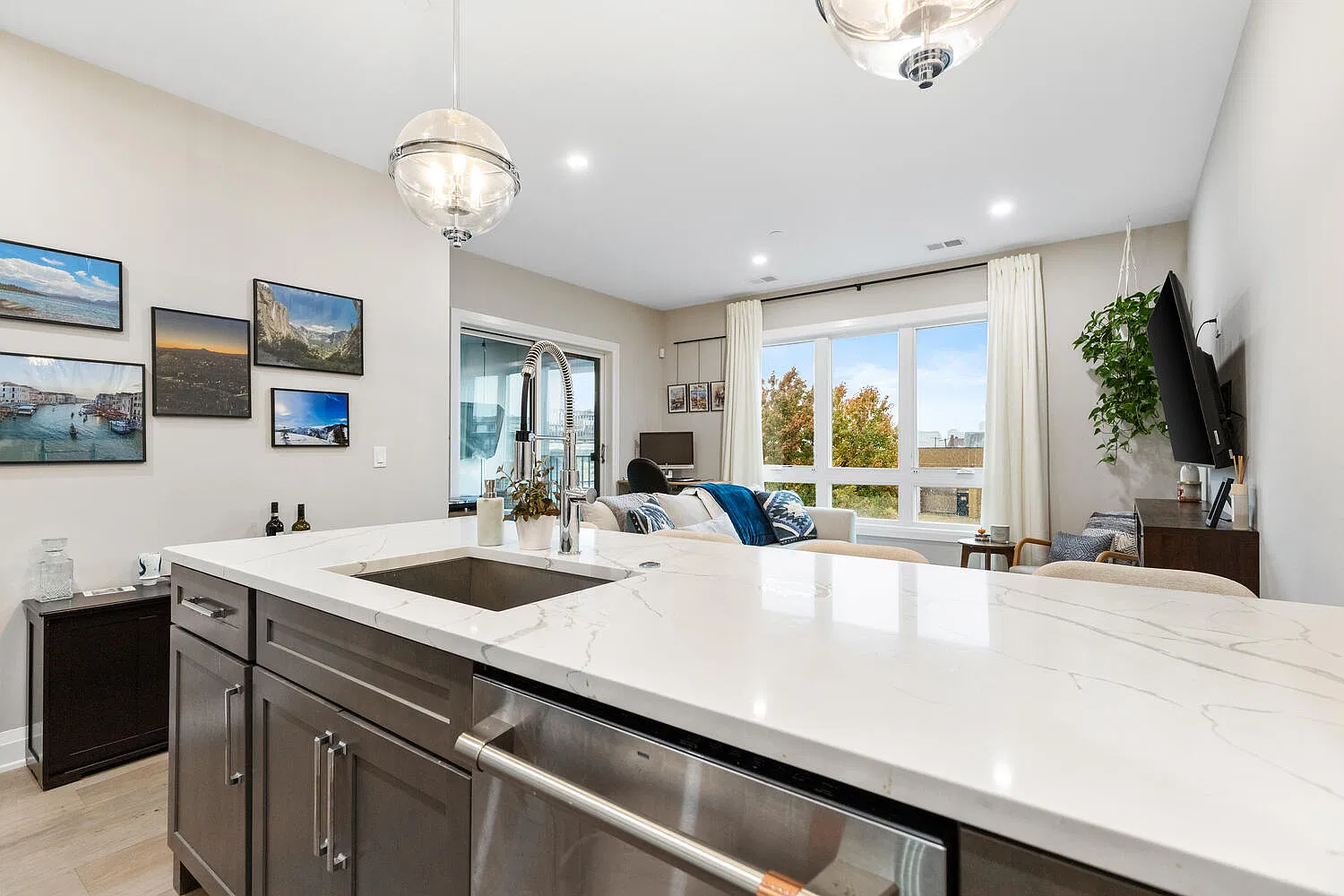 1 bed, 1.5 bath, 735 sqft, $3,250 — Photo 3