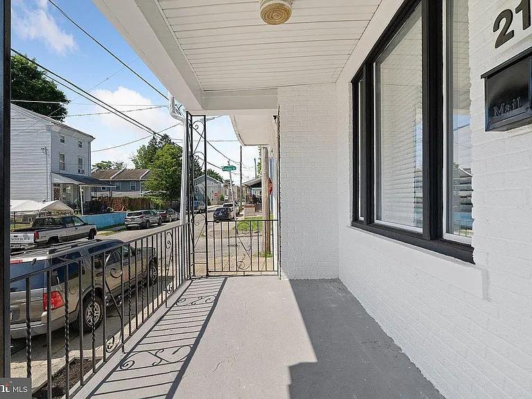 219 E Phil Ellena St — Photo 2