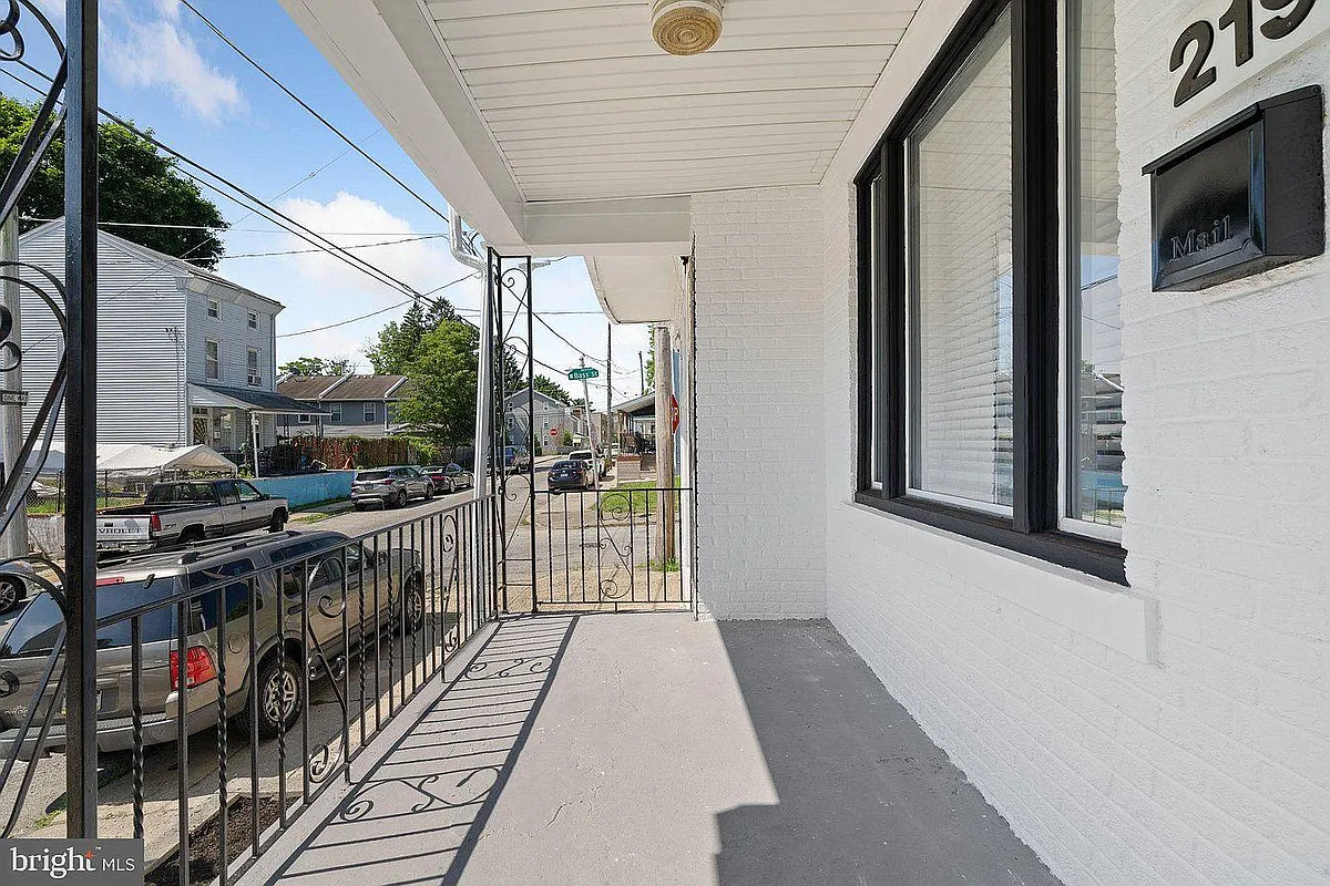 Building Photo - 219 E Phil Ellena St