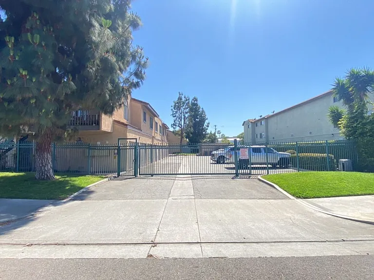Apt California — Photo 6