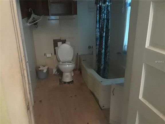 5th image of 104 W Knollwood St