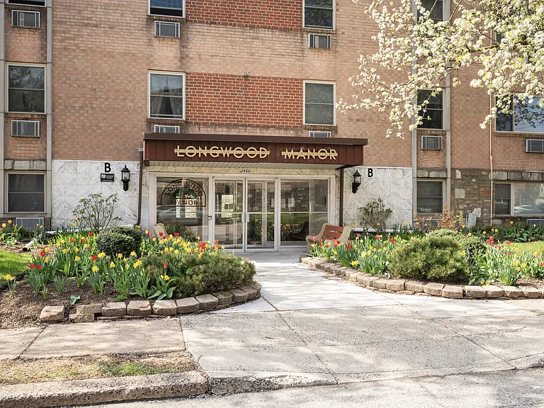 Longwood Manor — Photo 13